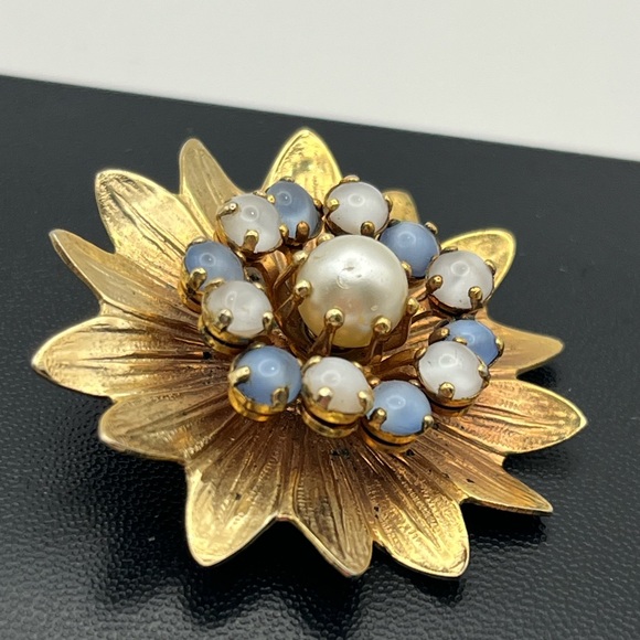 Gold tone blue rhinestone faux pearl flower brooch pin vintage - Picture 4 of 13